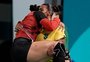 Atleta brasileira carrega nos braços adversária lesionada; veja o vídeo