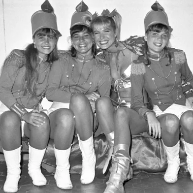 Bastidores/foto posada:  Xuxa e Paquitas.Xuxa foi a grande atração da festa de chegada doPapai Noel, dia 07/12/1986, no Estádio Beira-Rio, em Porto Alegre, RS.O show que fez a alegria das crianças.-CRÉDITO: Lisette Guerra, Agência RBS, 07/12/1986-#ENVELOPE: 50830<!-- NICAID(15807616) -->