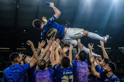 O atacante Rafael Sobis é homenageado pelos colegas de Cruzeiro depois de comunicar sua despedida dos gramados, ao término do jogo contra o Brusque no Mineirão, válido pela Série B.<!-- NICAID(14937629) -->