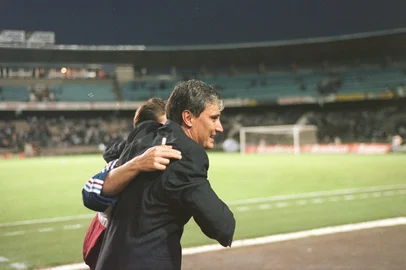 Adenor Bachi o Tite abraçado com jogador do caxias, Campeão Gaúcho de 2000, no estádio Olímpico.#PÁGINA:69#ENVELOPE: 261742#EDIÇÃO: 2ª Fonte: Pioneiro<!-- NICAID(640891) -->