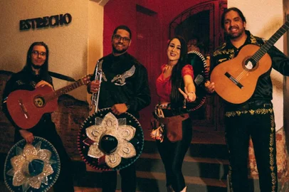 No próximo sábado, 13/08, o Doca Music Garden promove a primeira edição da sua festa latina Noches Caribeñas, a partir das 22h. Com show da banda Mariachis Porto Alegre e os Djs Felipe Esteves (Bem Caliente) e Fábio Cavalcante, o evento promete esquentar a nova pista do Doca com os ritmos mais dançantes da América Latina, como reggaeton e cumbia, além de resgatar os clássicos do POP e ROCK latinos.Sobre os Mariachis Porto AlegreO grupo porto-alegrense apresenta em seu repertório clássicos da música latino-americana como rumba, rumba flamenca, cha-cha-cha, bolero, reggaeton e cumbia. Tem como influência grandes artistas como Gypsy King, Los Lobos, Juanes, Shakira, Luis Miguel, Enrique Iglesias e Luis Fonsi. <!-- NICAID(15172933) -->