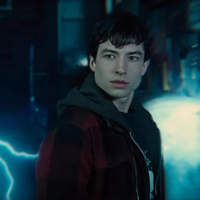 Ezra Miller como Flash em Liga da Justiça<!-- NICAID(15120217) -->