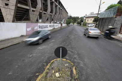 CAXIAS DO SUL, RS, BRASIL, 11/12/2024. Ruas que estão passando por asfaltamento e recapeamento em Caxias. Na foto, Rua Carlos Bianchini, próximo ao Estádio Centenário. (Bruno Todeschini/Agência RBS)Indexador: Bruno Todeschini<!-- NICAID(15933384) -->