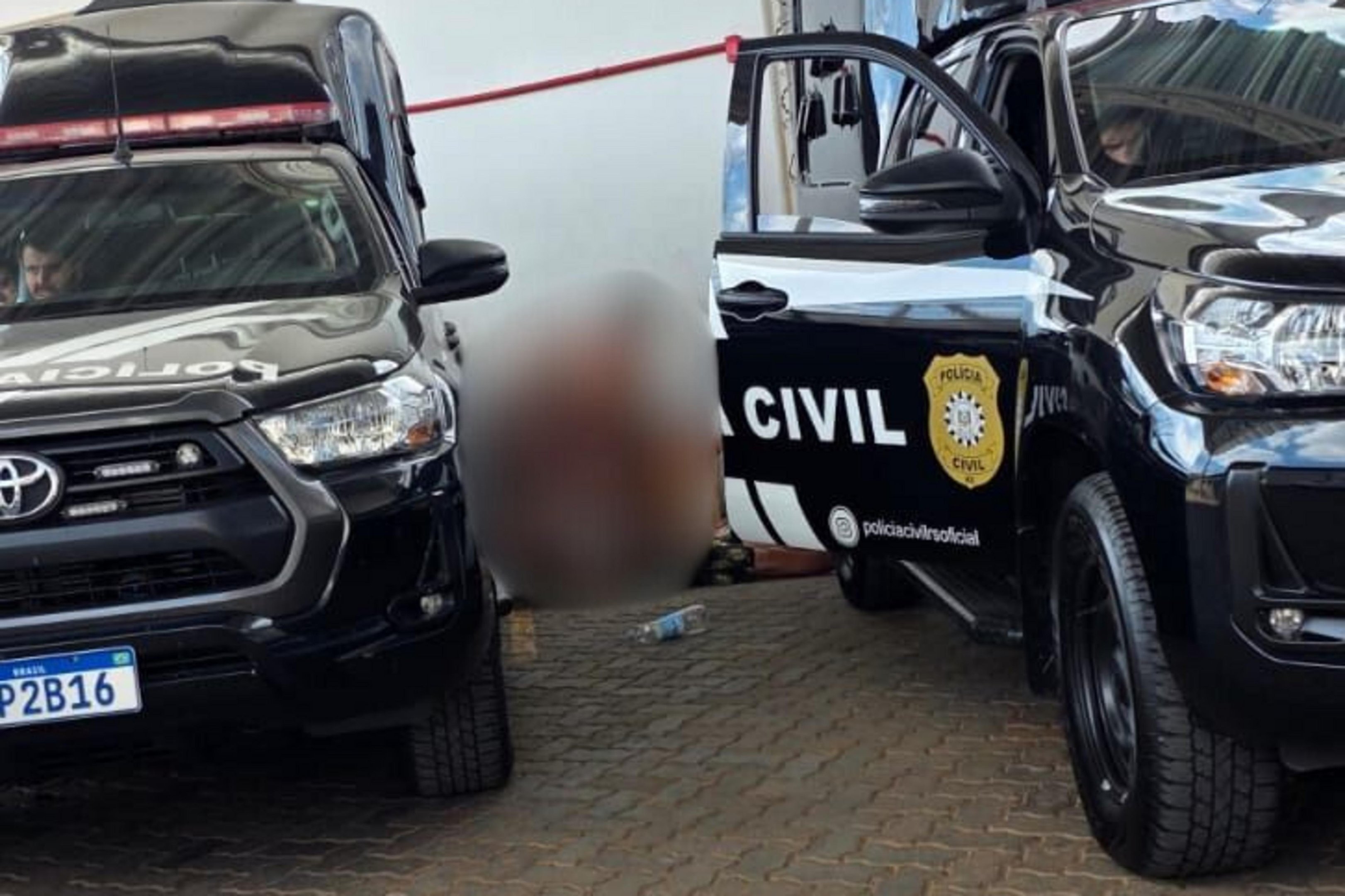 Preso que esperava transfer&ecirc;ncia em viatura consegue fugir em Porto Alegre