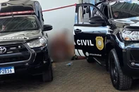 Presos esperando em pátio e viaturas no Nugesp<!-- NICAID(16239977) -->