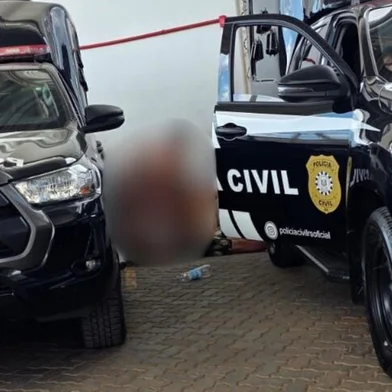 Presos esperando em pátio e viaturas no Nugesp<!-- NICAID(16239977) -->