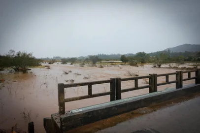 Cheia do Arroio Grande, que causa prejuízos na RS-511. <!-- NICAID(16063409) -->