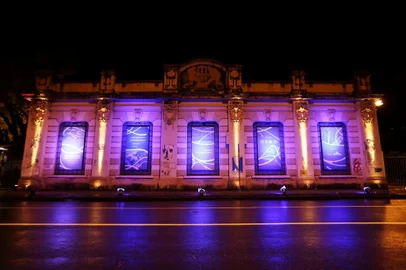 PORTO ALEGRE, RS, BRASIL, 19-05-2017. Noite dos Museus agita Porto Alegre neste sábado, por conta da chuva alguns shows foram prejudicados e foram transferidos para outro local as opções gastronômicas foram canceladas. Local da foto: MUSEU DA UFRGS (FOTO: ANDERSON FETTER/AGÊNCIA BRS)<!-- NICAID(13557067) -->