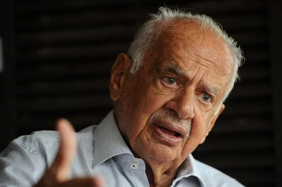 XANGRI-LÁ, RS, BRASIL, 28/01/2022 - Pedro Simon, ex-governador e ex-senador, prestes aa completar 92 anos, em sua casa na praia de Rainha do Mar. (Marcelo Casagrande/Agência RBS)<!-- NICAID(15001109) -->