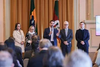 Foi concluído, enfim, o acordo entre governo do Estado e Ministério Público para garantir, sem controvérsias, a aplicação de 12% do orçamento gaúcho na saúde. A negociação prevê incrementos anuais progressivos até 2030, quando o Estado vai atingir o percentual mínimo exigido pela Constituição Federal. O governador Eduardo Leite oficializou o acordo nesta quinta-feira (14), em ato no Palácio Piratini, ao lado do chefe do Ministério Público do RS, procurador Alexandre Saltz. A partir do pacto, Leite confirmou um incremento de R$ 1,025 bilhão no orçamento da saúde até o final do seu governo — R$ 269,2 milhões serão aplicados ainda neste ano e o restante, R$ 756 milhões, até o final de 2026.<!-- NICAID(16102030) -->