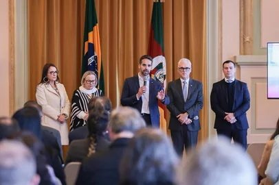 Foi concluído, enfim, o acordo entre governo do Estado e Ministério Público para garantir, sem controvérsias, a aplicação de 12% do orçamento gaúcho na saúde. A negociação prevê incrementos anuais progressivos até 2030, quando o Estado vai atingir o percentual mínimo exigido pela Constituição Federal. O governador Eduardo Leite oficializou o acordo nesta quinta-feira (14), em ato no Palácio Piratini, ao lado do chefe do Ministério Público do RS, procurador Alexandre Saltz. A partir do pacto, Leite confirmou um incremento de R$ 1,025 bilhão no orçamento da saúde até o final do seu governo — R$ 269,2 milhões serão aplicados ainda neste ano e o restante, R$ 756 milhões, até o final de 2026.<!-- NICAID(16102030) -->