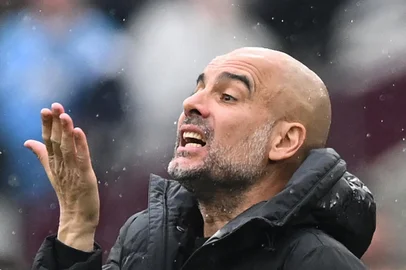 Manchester City's Spanish manager Pep Guardiola reacts during the English Premier League football match between West Ham United and Manchester City at the London Stadium, in London on May 15, 2022. (Photo by JUSTIN TALLIS / AFP) / RESTRICTED TO EDITORIAL USE. No use with unauthorized audio, video, data, fixture lists, club/league logos or 'live' services. Online in-match use limited to 120 images. An additional 40 images may be used in extra time. No video emulation. Social media in-match use limited to 120 images. An additional 40 images may be used in extra time. No use in betting publications, games or single club/league/player publications. / Editoria: SPOLocal: LondonIndexador: JUSTIN TALLISSecao: soccerFonte: AFPFotógrafo: STF<!-- NICAID(15102263) -->