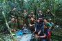 Militares posam em foto com crianças resgatadas após mais de um mês desaparecidas na amazônia colombiana. Elas são sobreviventes de uma queda de avião<!-- NICAID(15452840) -->