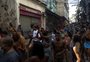 Favela do Jacarezinho tem manhã sem tiroteios; grupo faz protesto contra mortes durante operação policial