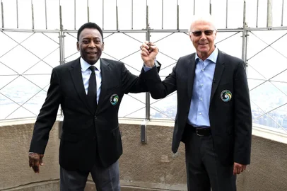 (FILES) New York Cosmos soccer legends Pele(L) and Franz Beckenbauer pose at the Empire State Building April 17, 2015 in New York at an event to launch the start of the teams 2015 spring season. The teams home opener will take place against the Tampa Bay Rowdies on April 18, 2015 in New York. AFP PHOTO /  TIMOTHY  A. CLARY. German football legend Franz Beckenbauer, world champion as a player in 1974 and as coach in 1990, died on Sunday at the age of 78, the German Federation (DFB) announced on January 8, 2024 to the SID press agency, subsidiary of the AFP. (Photo by Timothy A. CLARY / AFP)Editoria: SPOLocal: New YorkIndexador: TIMOTHY A. CLARYSecao: soccerFonte: AFPFotógrafo: STF<!-- NICAID(15644302) -->