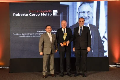 Eduardo Nichele / DICOM-TJRS / Divulgação Desembargador Vinicius (E), Jornalista e Radialista Melão e Presidente Alberto (D) durante a entrega da Homenagem Especial<!-- NICAID(16163509) -->