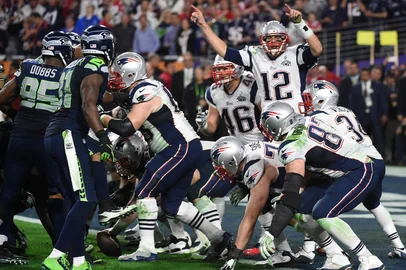 34733749New England Patriots quarterback Tom Brady calls a play during Super Bowl XLIX at University of Phoenix Stadium on February 1, 2015 in Glendale, Arizona. The Patriots defeated the Seahawks 28-24.   AFP PHOTO /  TIMOTHY  A. CLARY (Photo by TIMOTHY A. CLARY / AFP)Editoria: SPOLocal: GlendaleIndexador: TIMOTHY A. CLARYSecao: American footballFonte: AFPFotógrafo: STR<!-- NICAID(16219496) -->