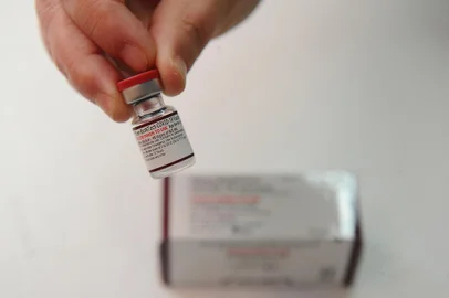 CAXIAS DO SUL, RS, BRASIL, 17/11/2022. A 5ª Coordenadoria Regional da Saúde, em Caxias do Sul, recebeu doses da vacina Pfizer Baby, contra o coronavírus. Os imunizantes serão distribuídos nesta quinta (17) para Caxias do Sul e municípios da região da serra. Na foto, Patrícia Jardim Machado, responsável pelas imunizações da 5° CRS. (Bruno Todeschini/Agência RBS)<!-- NICAID(15267738) -->