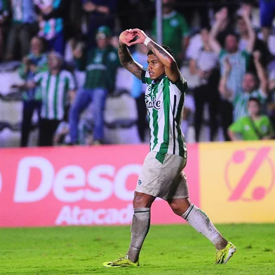 CAXIAS DO SUL, RS, BRASIL, 28/01/2025. Juventude x Guarany-Ba, jogo válido pela terceira rodada do Campeonato Gaúcho 2025 (Gauchão SuperBet) e realizado no estádio Alfredo Jaconi. Comemoração do gol do Juventude, marcado pelo atacante Erick Farias. (Porthus Junior/Agência RBS)<!-- NICAID(15963678) -->