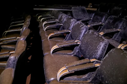 PORTO ALEGRE, RS, BRASIL, 19.06.24: Um dos principais palcos de Porto Alegre, o Teatro Renascença foi alagado pela enchente. O palco ficou debaixo d'água, assim como as poltronas e o subsolo. Fotos: Duda Fortes / Agencia RBS<!-- NICAID(15793006) -->