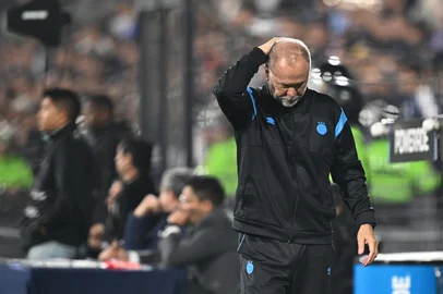Gremio's head coach Mano Menezes gestures during the Copa Sudamericana knockout round play-off football match between Peru's Alianza Lima and Brazil's Gremio, at the Alejandro Villanueva stadium in Lima, on July 16, 2025. (Photo by ERNESTO BENAVIDES / AFP)Editoria: SPOLocal: LimaIndexador: ERNESTO BENAVIDESSecao: soccerFonte: AFPFotógrafo: STF<!-- NICAID(16082146) -->