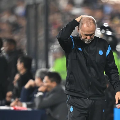Gremio's head coach Mano Menezes gestures during the Copa Sudamericana knockout round play-off football match between Peru's Alianza Lima and Brazil's Gremio, at the Alejandro Villanueva stadium in Lima, on July 16, 2025. (Photo by ERNESTO BENAVIDES / AFP)Editoria: SPOLocal: LimaIndexador: ERNESTO BENAVIDESSecao: soccerFonte: AFPFotógrafo: STF<!-- NICAID(16082146) -->