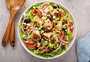 Cinco receitas de saladas leves para incluir na sua dieta