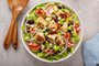 Greek salad with vinaigrette dressing topped with grilled chickenSalada grega - Foto: fahrwasser/stock.adobe.comFonte: 408011889<!-- NICAID(15613825) -->