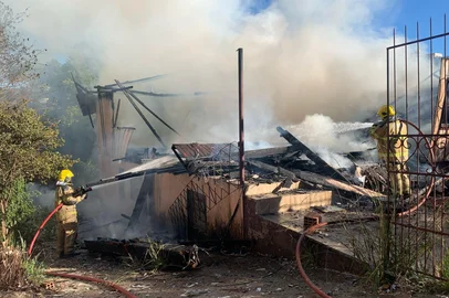 Incêndio destrói casa no bairro Vera Cruz em Passo Fundo<!-- NICAID(15998474) -->