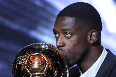 Paris Saint-Germain's French forward Ousmane Dembele kisses the Ballon d'Or award during the 2025 Ballon d'Or France Football award ceremony at the Theatre du Chatelet in Paris on September 22, 2025. (Photo by Franck FIFE / AFP)Editoria: HUMLocal: ParisIndexador: FRANCK FIFESecao: soccerFonte: AFPFotógrafo: STF<!-- NICAID(16130613) -->