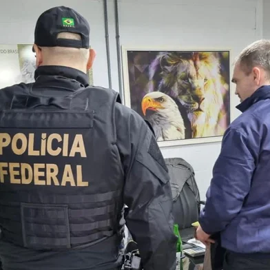 A Polícia Federal e a Receita Federal deflagram, na manhã desta terça-feira (16/05), a Operação Gauteng para desarticular organização criminosa dedicada a fraudes fiscais com atuação nos estados do Rio Grande do Sul, Santa Catarina, Paraná e São Paulo. Nas fotos, operação em Caxias do Sul.<!-- NICAID(15429317) -->