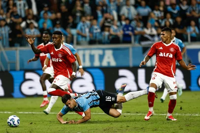 PORTO ALEGRE, RS, BRASIL - 19/04/2025 - Gre-Nal 447: Grêmio e Inter se encontram em campo, novamente, pela Série A do Campeonato Brasileiro. FOTO: RENAN MATTOS / AGÊNCIA RBSIndexador: Andre Avila<!-- NICAID(16020501) -->