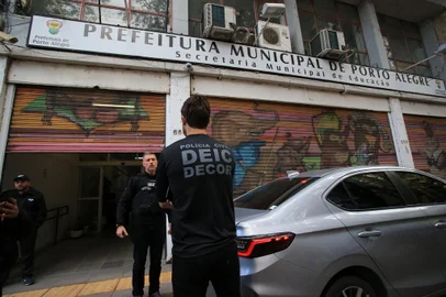 Porto Alegre, RS, Brasil, 09/10/2023 - Sedes da Smed da Capital são alvo da Polícia Civil em operação sobre irregularidades envolvendo verba para o conserto de escolas - Foto: Ronaldo Bernardi/Agência RBS<!-- NICAID(15563822) -->