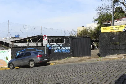 CAXIAS DO SUL, RS, BRASIL, 27/06/2022. Dois homens foram assassinados próximo a uma lavagem de carros em Caxias do Sul na manhã desta segunda-feira (27). O duplo homicídio aconteceu na Rua Sarmento Leite, bairro Medianeira, próximo a um colégio estadual, pouco depois das 11h30min. (Bruno Todeschini/Agência RBS)<!-- NICAID(15133574) -->