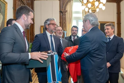 Líder do governo Eduardo Leite na Assembleia, o deputado Frederico Antunes (PP) presenteou o presidente da Argentina, Alberto Fernández, com camisetas de Inter e Grêmio.<!-- NICAID(15494945) -->