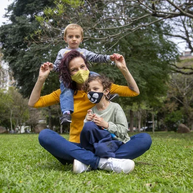 PORTO ALEGRE, RS, BRASIL - Donna das minhas escolhas. Na imagem a Laura Milano com seus dois filhos, Natália Bamberg e Rafael Bamberg.Indexador: Jeff Botega<!-- NICAID(14897822) -->