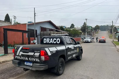 Por meio da Delegacia de Repressão às Ações Criminosas Organizadas (Draco), a Polícia Civil cumpre mandados de busca e apreensão e de prisão preventiva em Caxias do Sul e São Marcos, na manhã desta sexta-feira (30). Até o final da manhã a ação que prevê 17 medidas, já registrava sete prisões preventivas, sendo uma delas também caracterizada por flagrante por posse de arma de fogo e receptação de veículo de golpe. Ela integra a chamada Operação Lacerta, que tem por objetivo desarticular um grupo criminoso que utilizava dados falsos para abrir cartões de crédito que eram usados para compra de produtos, revendendo os itens de alto valor por meio de perfis falsos nas redes sociais. A polícia estima que o grupo tenha causado prejuízo de R$ 1,5 milhão a empresas bancárias e vendedores, e faturado o dobro, R$ 3 milhões, com a revenda dos produtos.<!-- NICAID(15470386) -->