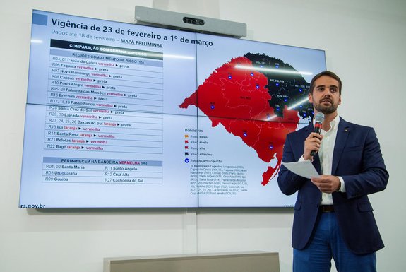 PORTO ALEGRE, RS, BRASIL, 19/02/2021 - O governador Eduardo Leite fez, na noite desta sexta-feira (19/2), transmissÃ£o ao vivo para atualizar as medidas de enfrentamento ao coronavÃ­rus no Estado. Fotos: Felipe Dalla Valle/PalÃ¡cio Piratini<!-- NICAID(14718955) -->