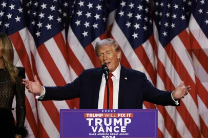 Republican Presidential Nominee Donald Trump Holds Election Night Event In West Palm BeachWEST PALM BEACH, FLORIDA - NOVEMBER 06: Republican presidential nominee, former U.S. President Donald Trump speaks during an election night event at the Palm Beach Convention Center on November 06, 2024 in West Palm Beach, Florida. Americans cast their ballots today in the presidential race between Republican nominee former President Donald Trump and Vice President Kamala Harris, as well as multiple state elections that will determine the balance of power in Congress.   Joe Raedle/Getty Images/AFP (Photo by JOE RAEDLE / GETTY IMAGES NORTH AMERICA / Getty Images via AFP)Editoria: POLLocal: West Palm BeachIndexador: JOE RAEDLESecao: electionFonte: GETTY IMAGES NORTH AMERICAFotógrafo: CONTRIBUTOR<!-- NICAID(15908073) -->