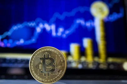 A picture taken on February 6, 2018 shows a visual representation of the digital crypto-currency Bitcoin, at the "Bitcoin Change" shop in the Israeli city of Tel Aviv. / AFP PHOTO / JACK GUEZEditoria: FINLocal: Tel AvivIndexador: JACK GUEZSecao: finance (general)Fonte: AFPFotógrafo: STF<!-- NICAID(13476075) -->