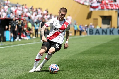 SEATTLE, WASHINGTON - JUNE 17: Franco Mastantuono #30 of CA River Plate runs with the ball during the FIFA Club World Cup 2025 group E match between CA River Plate and Urawa Red Diamonds at Lumen Field on June 17, 2025 in Seattle, Washington.   Buda Mendes/Getty Images/AFP (Photo by Buda Mendes / GETTY IMAGES NORTH AMERICA / Getty Images via AFP)<!-- NICAID(16061925) -->