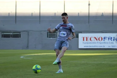Após fugir a pé da Ucrânia, Cristian é apresentado como reforço do Caxias para a Série D.<!-- NICAID(15075275) -->