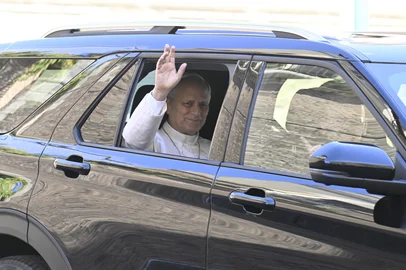 Pope Leo XIV leaves the Vatican before being admitted to Rome's Gemelli University Hospital for an operation to remove a lump from his lung, in the Vatican on 13 October 2026.  (Photo by Tiziana FABI / AFP)<!-- NICAID(16386024) -->