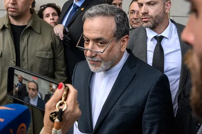 Iran's Foreign Minister Abbas Araghchi leaves after a meeting on Tehran's nuclear programme, with Germany's Foreign Minister, France's Minister for Europe and Foreign Affairs, European Union High Representative for Foreign Affairs and Security Policy and Britain's Foreign Secretary at the Intercontinental Hotel in Geneva on June 20, 2025, aside of a meeting of European Foreign Ministers, as European countries call for de-escalation of tensions after Israeli bombings aimed at breaking Iranian nuclear program. Top European diplomats are set to meet with Iran's Foreign Minister Abbas Araghchi in Geneva on June 20 to discuss Iran's nuclear programme. (Photo by Fabrice COFFRINI / AFP)Editoria: POLLocal: GenevaIndexador: FABRICE COFFRINISecao: diplomacyFonte: AFPFotógrafo: STF<!-- NICAID(16064178) -->