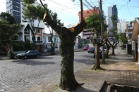 CAXIAS DO SUL, RS, BRASIL, 13/11/2025. Árvores podadas na rua Santo Ceroni, no bairro Panazzolo, próximo ao bar e armazém Kerwald. (Porthus Junior/Agência RBS)<!-- NICAID(16166970) -->