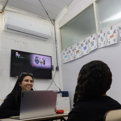 CAXIAS DO SUL, RS, BRASIL. 21-10-2025. A 1ª Vara de Execuções Criminais Regional (VECReg) de Caxias do Sul destinou mais de R$ 1 milhão para a consecução de projetos ligados a áreas fundamentais, como segurança, meio ambiente e de assistência a jovens em situação de vulnerabilidade econômica. Dentre os beneficiados, está a Associação Criança Feliz, que recebeu aparelhos de ar condicionados e notebooks. Na foto, a educadora social Kelly Cristina da Silva.<!-- NICAID(16150771) -->