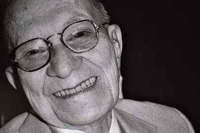 Mario Quintana pelas lentes da fotógrafa Dulce Helfer. A foto é inédita, redescoberta por Dulce em seus arquivos pessoas em 2026, ano dos 120 anos de nascimento do poeta.<!-- NICAID(16329664) -->
