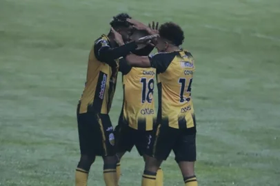 O Táchira recebeu e derrotou o Always Ready em Sán Cristóbal, na Venezuela, nesta quarta-feira (19). A goleada por 7 a 2 na quinta rodada do Grupo B da Libertadores colocou a equipe venezuelana na liderança da chave, pelo menos até a noite seguinte. <!-- NICAID(14788041) -->
