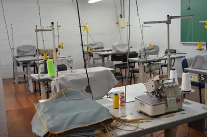 serão 12 pessoas já inscritas que vão poder continuar a oficina gratuita que começaram em fevereiro, mas que foi interrompida por causa da pandemia./ esse curso é apenas um dos que são oferecidos pelo banco do vestuário da prefeitura de forma gratuita pra gerar emprego e capacitação. o carro-chefe do programa é a oficina de noções básicas de costura, esta vai iniciar em 9 de agosto e será destinada a imigrantes./ (texto de AR)<!-- NICAID(14843082) -->