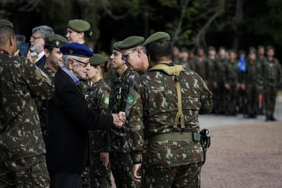 Porto Alegre, RS, Brasil, 22-05-2025: Capitão Elmo Diniz (E), 104 anos, que participou da campanha da FEB na Itália, durante solenidade em homenagem a militares e ex-militares em frente ao Monumento ao Expedicionário, no Parque Farroupilha (Redenção), pelos 80 anos da vitória aliada e fim da II Guerra Mundial na Europa. Foto: Mateus Bruxel / Agência RBSIndexador: MATEUS BRUXEL<!-- NICAID(16043271) -->